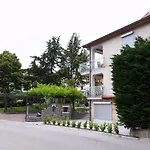 Apartment Uma *